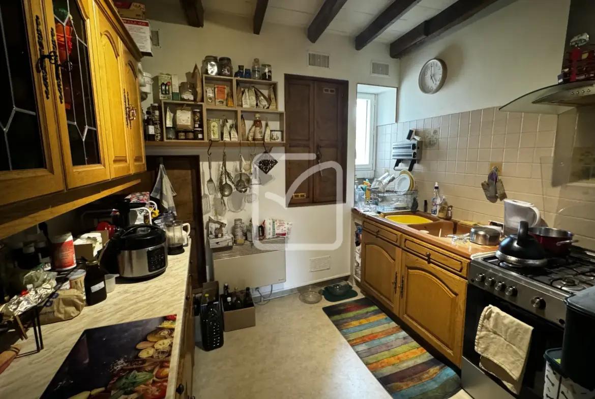 Maison de bourg en pierre avec dépendances à St Cernin 