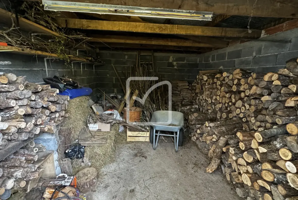 Maison de bourg en pierre avec dépendances à St Cernin 