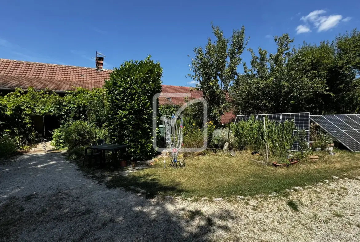 Maison de bourg en pierre avec dépendances à St Cernin 