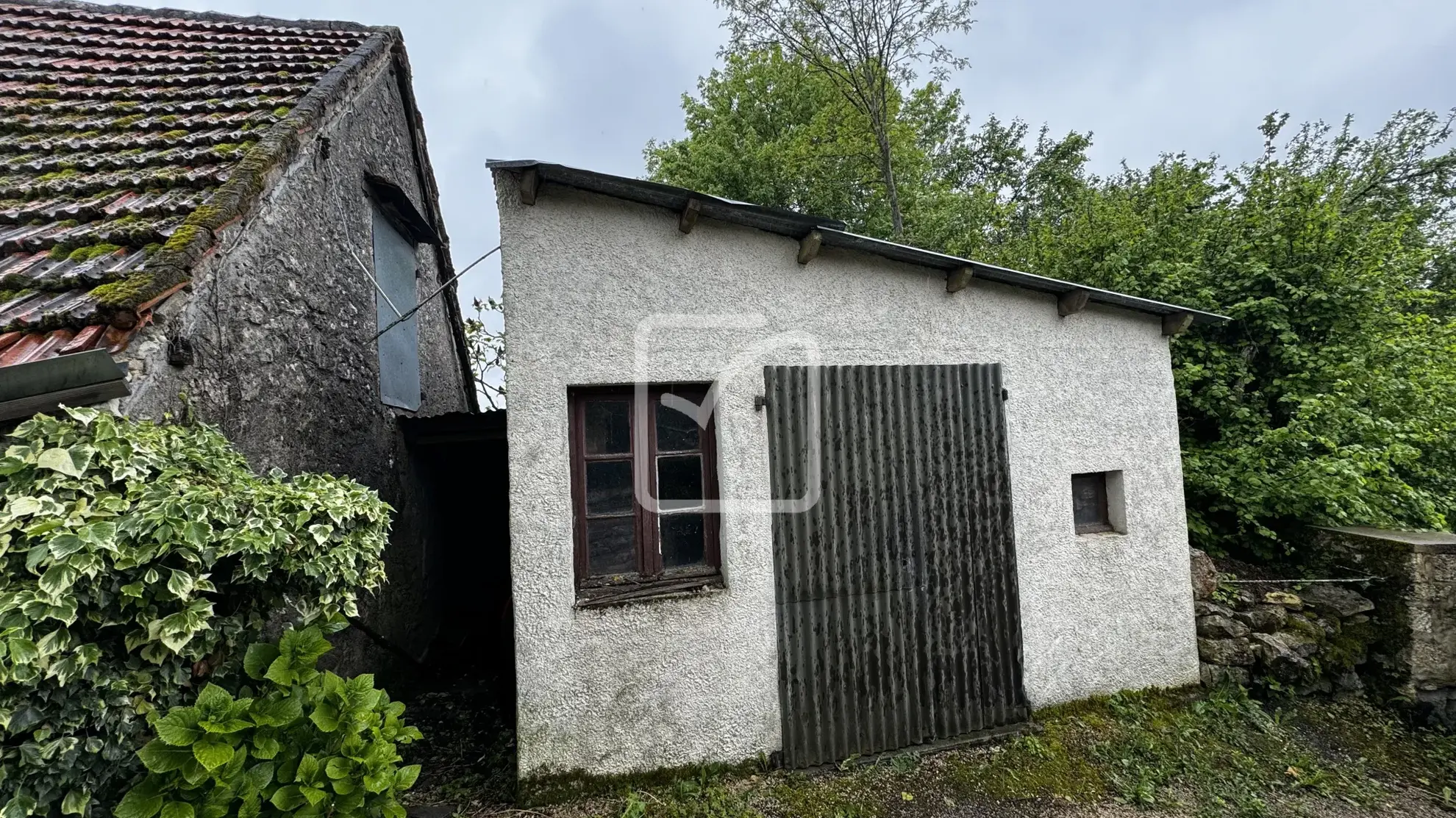Maison de bourg en pierre avec dépendances à St Cernin 