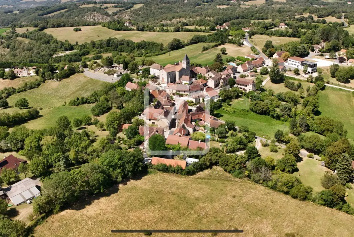 Maison de bourg en pierre avec dépendances à St Cernin 