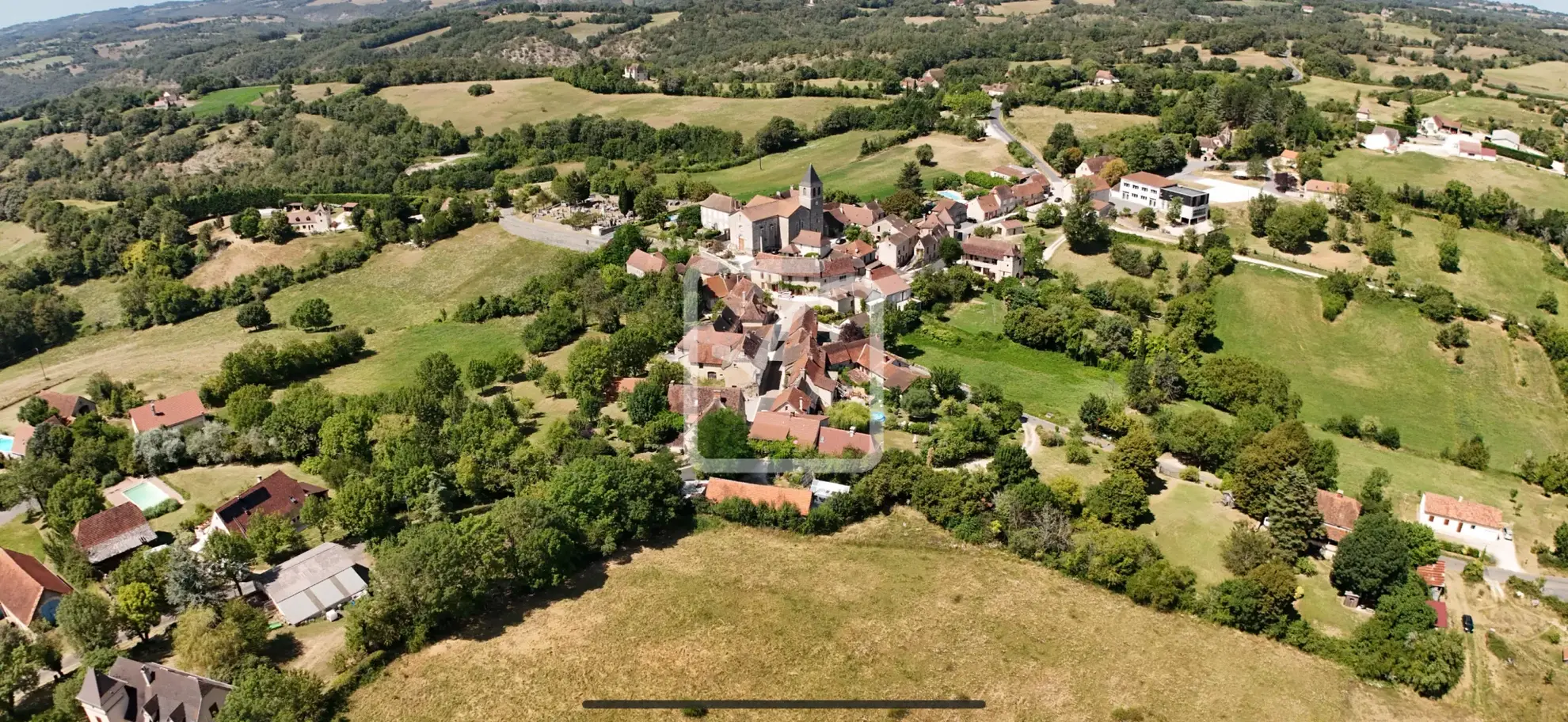 Maison de bourg en pierre avec dépendances à St Cernin 