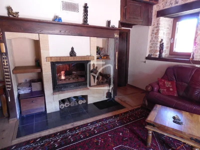 Maison de bourg en pierre avec dépendances à St Cernin 
