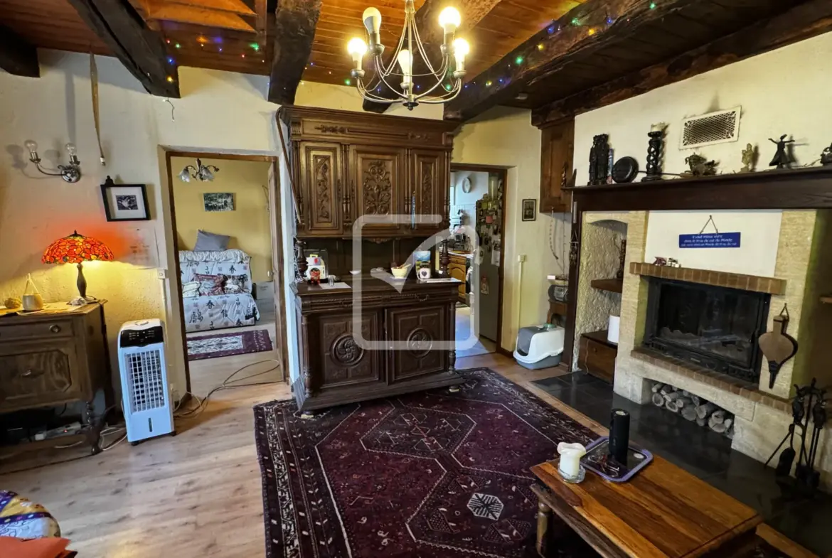 Maison de bourg en pierre avec dépendances à St Cernin 