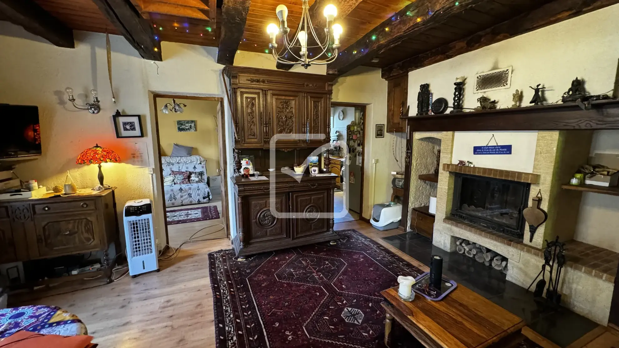 Maison de bourg en pierre avec dépendances à St Cernin 