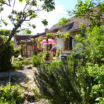 Maison de bourg en pierre avec dépendances à St Cernin
