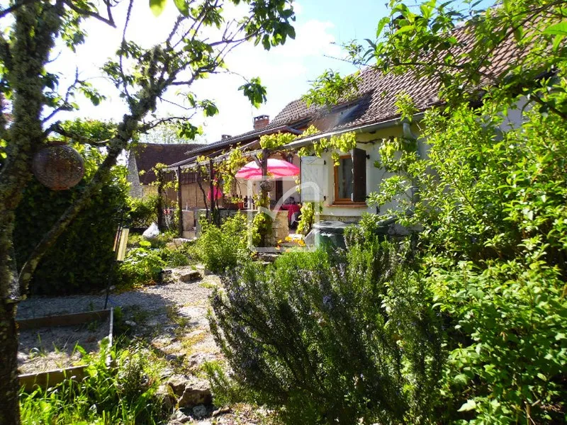Maison de bourg en pierre avec dépendances à St Cernin 