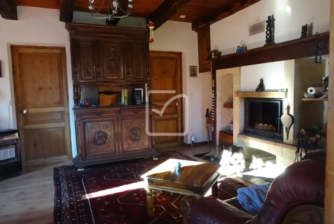 Maison de bourg en pierre avec dépendances à St Cernin 