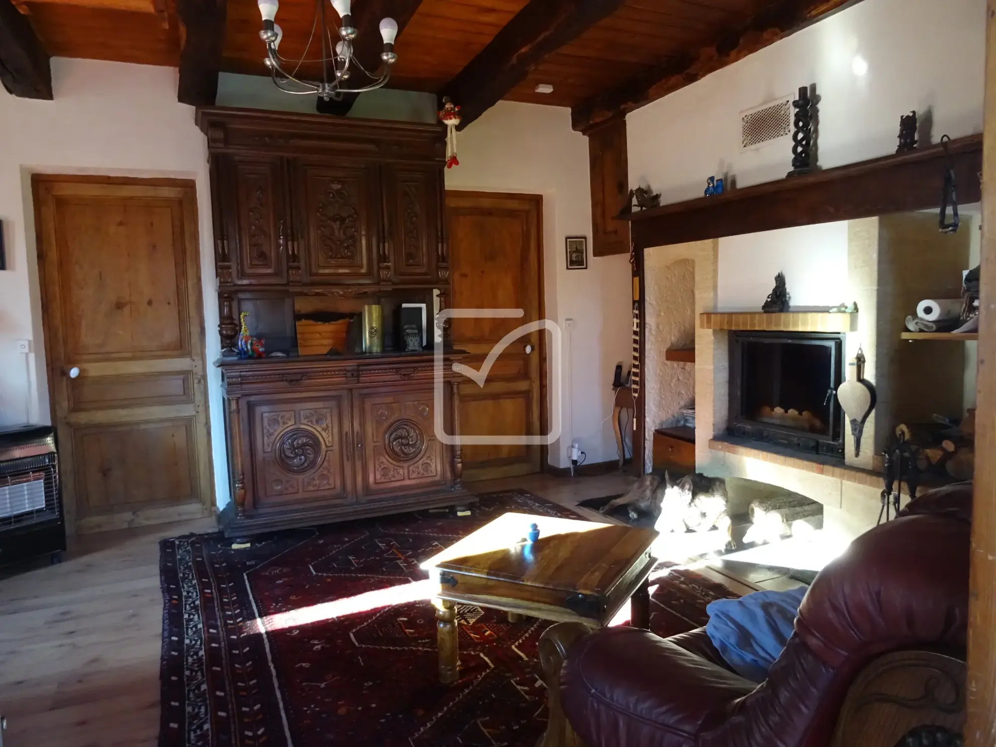 Maison de bourg en pierre avec dépendances à St Cernin 