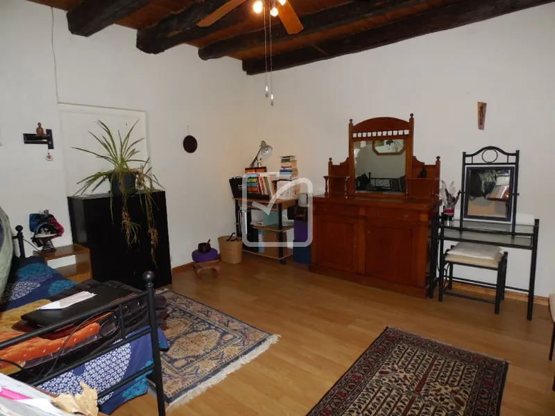 Maison de bourg en pierre avec dépendances à St Cernin 