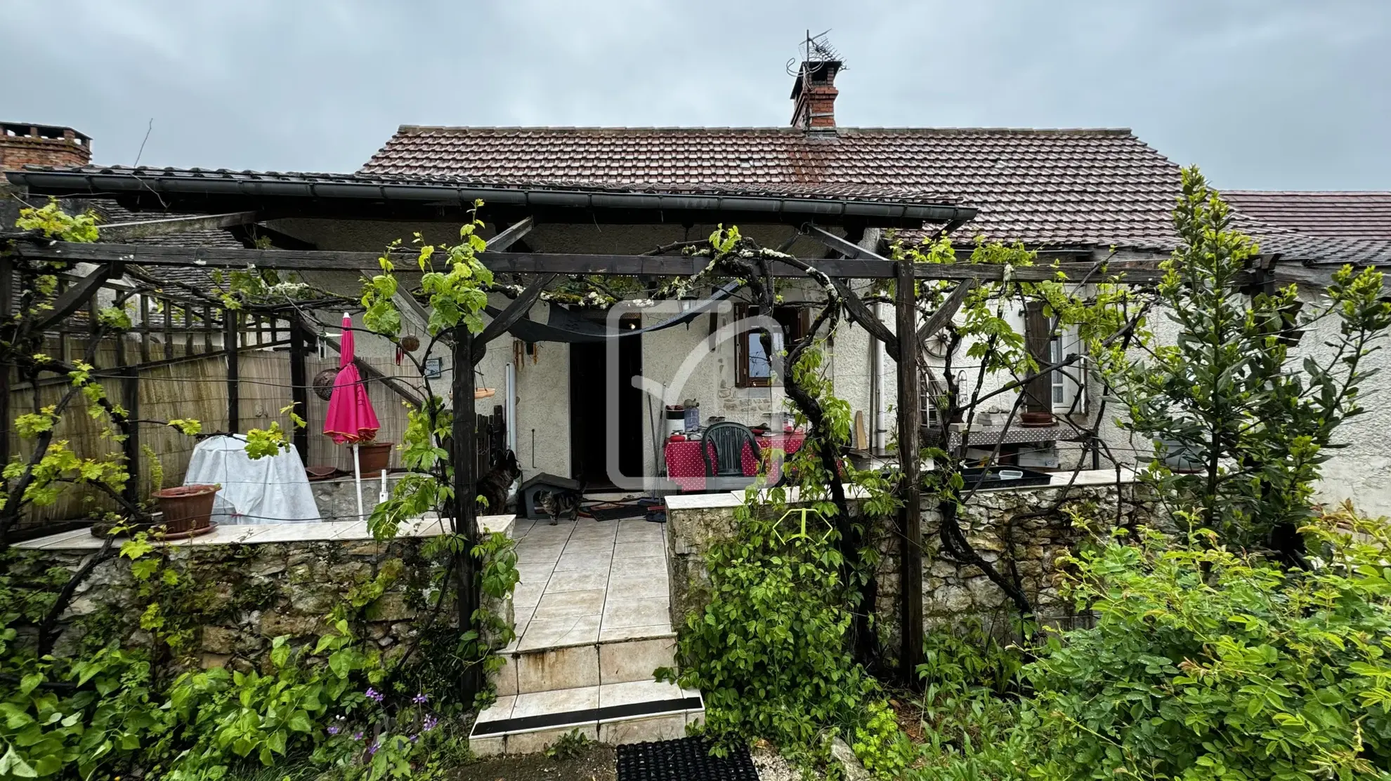Maison de bourg en pierre avec dépendances à St Cernin 
