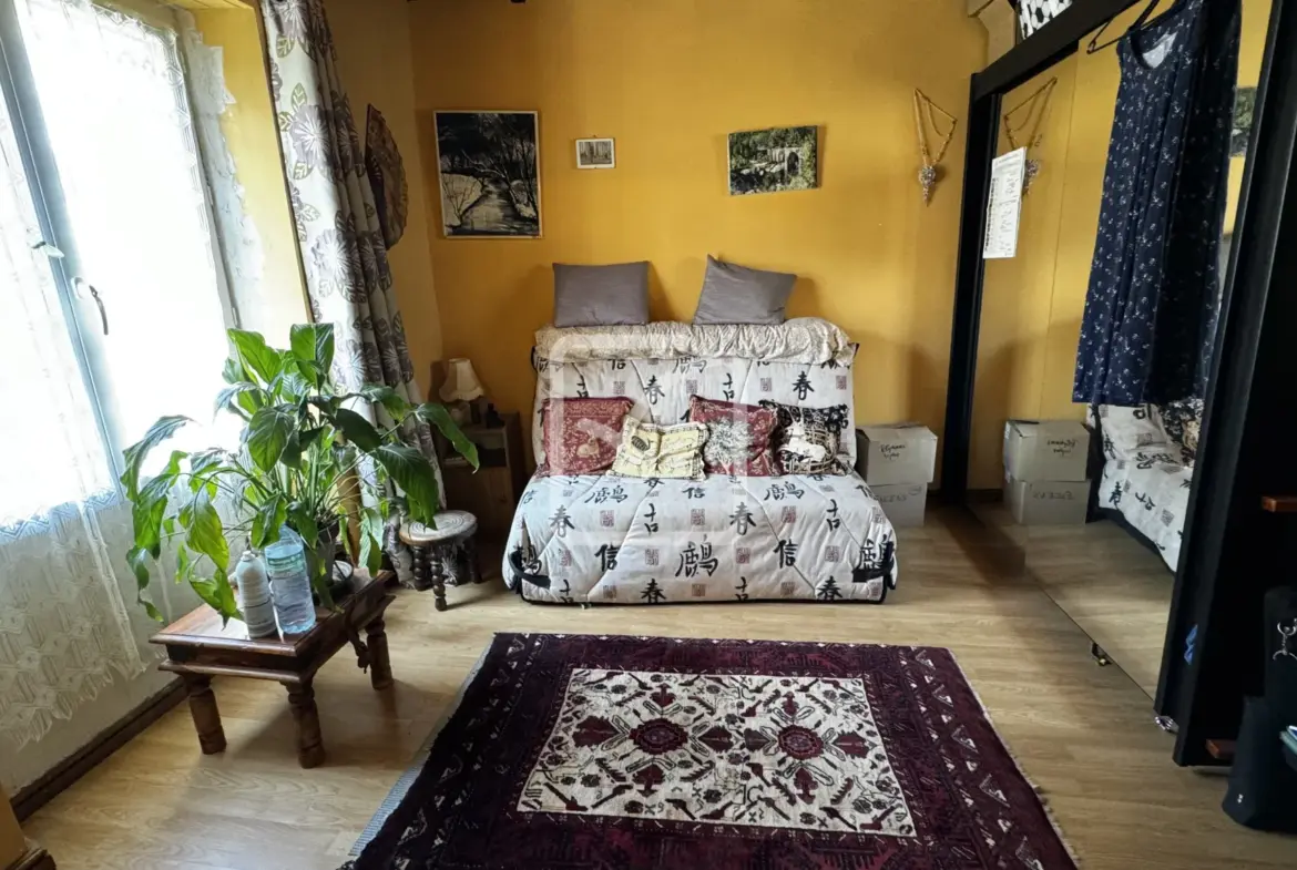 Maison de bourg en pierre avec dépendances à St Cernin 
