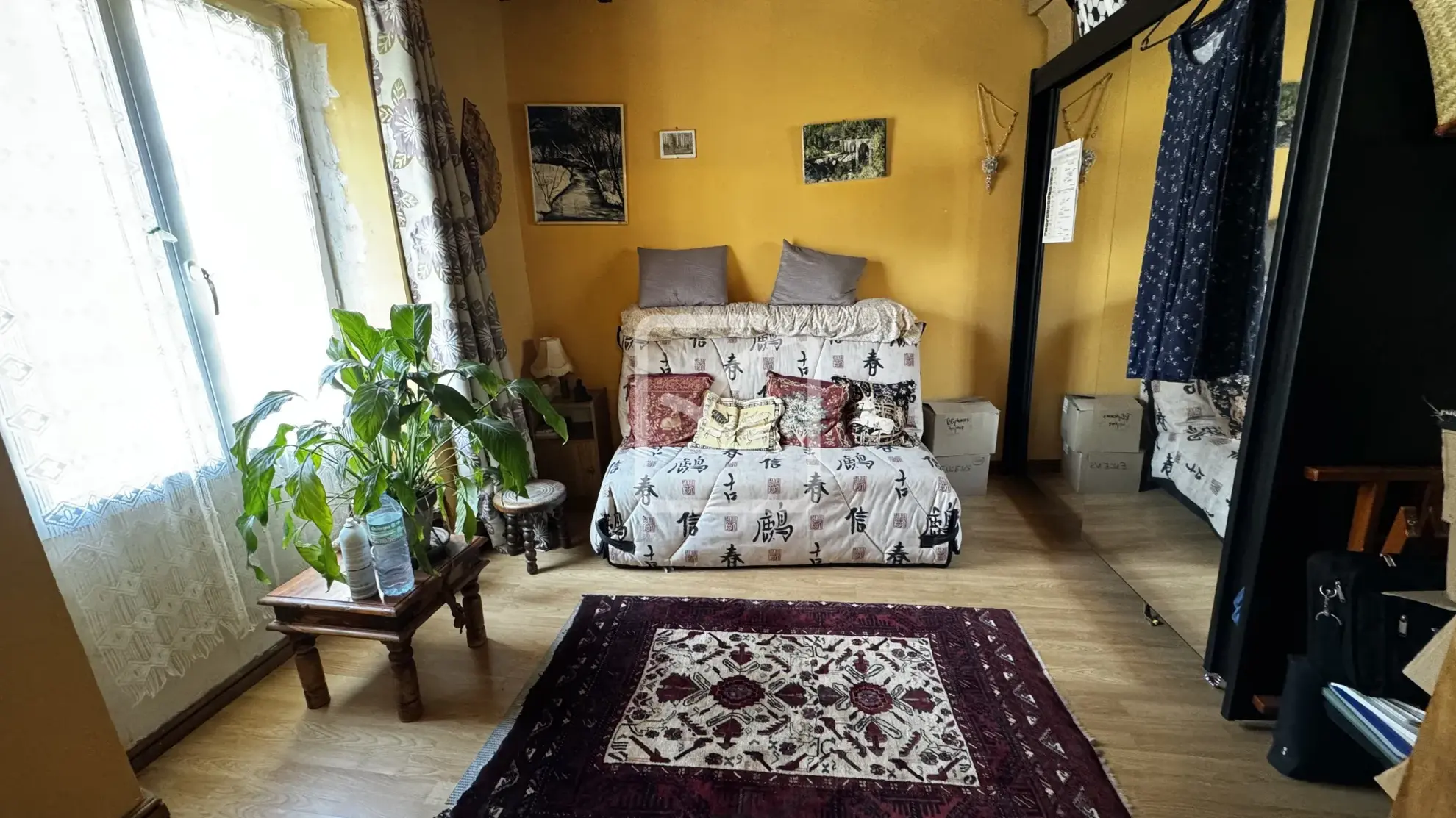 Maison de bourg en pierre avec dépendances à St Cernin 
