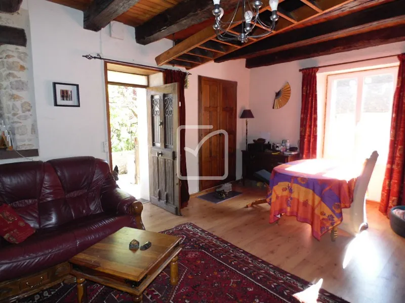 Maison de bourg en pierre avec dépendances à St Cernin 