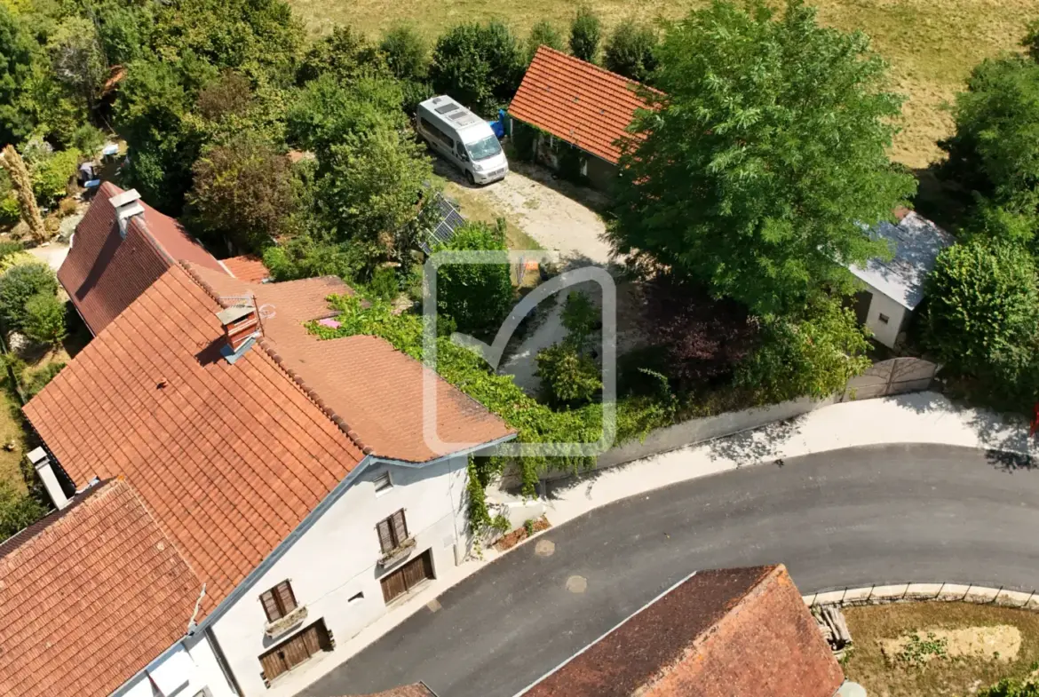 Maison de bourg en pierre avec dépendances à St Cernin 