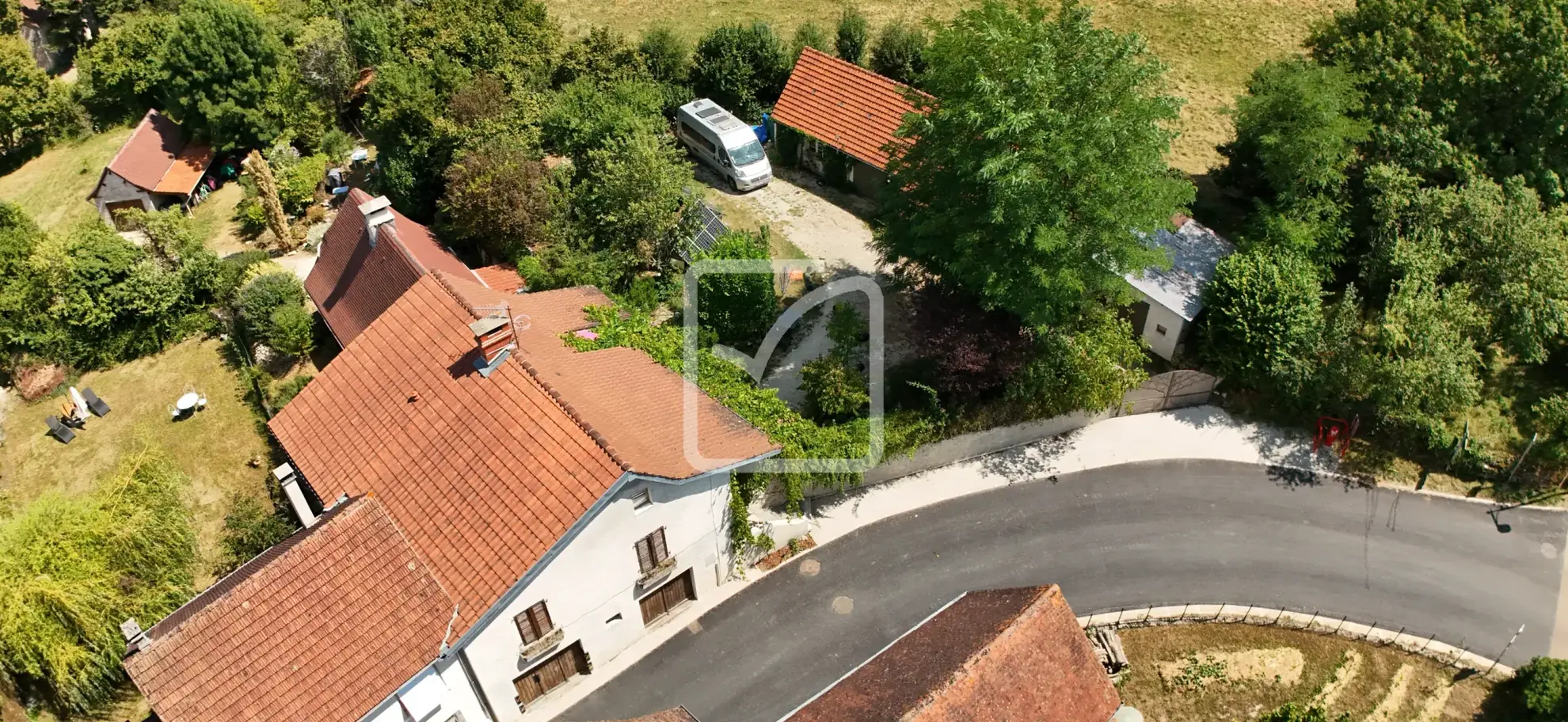 Maison de bourg en pierre avec dépendances à St Cernin 