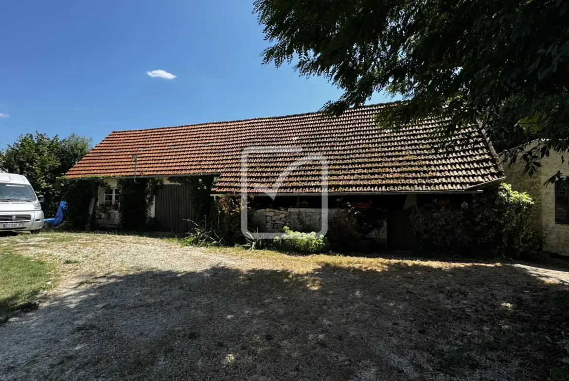 Maison de bourg en pierre avec dépendances à St Cernin 