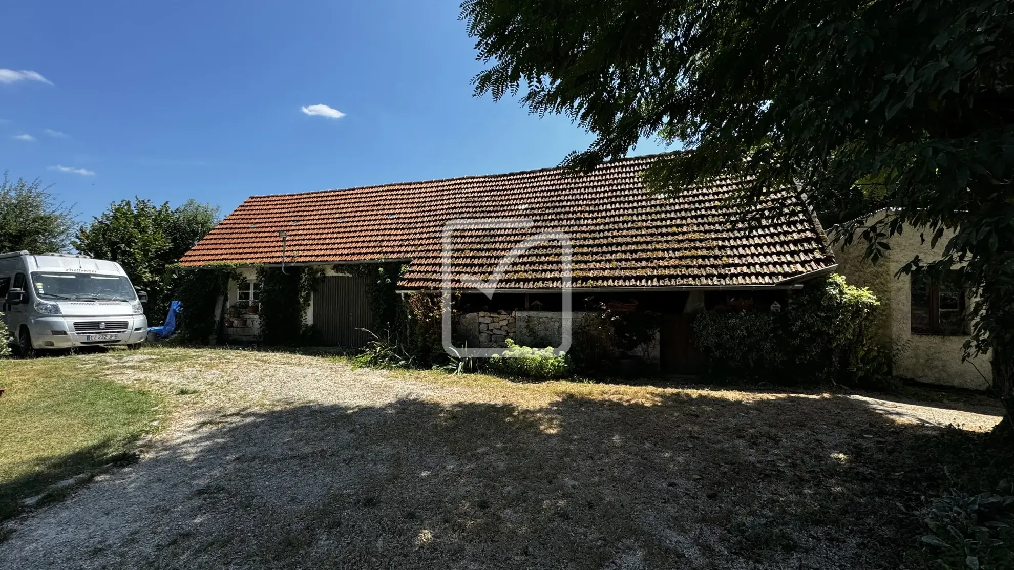 Maison de bourg en pierre avec dépendances à St Cernin 