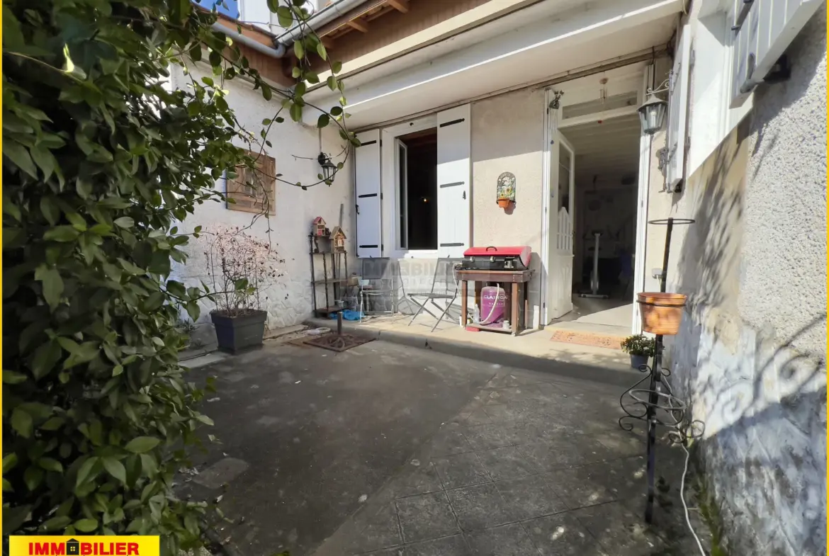 Belle Maison de Village à Illats avec Cour Sud 