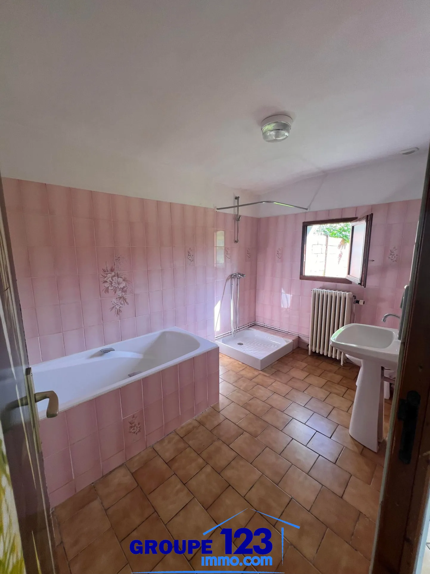 Jolie Maison Familiale de 3 Chambres à Laduz 