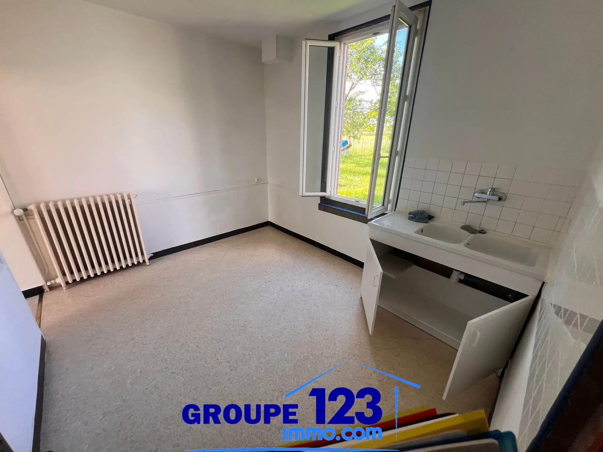 Jolie Maison Familiale de 3 Chambres à Laduz 