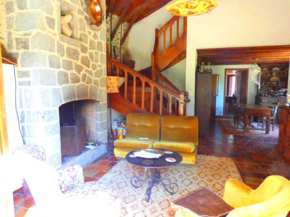 Belle maison auvergnate en pierre à St Santin Cantales 