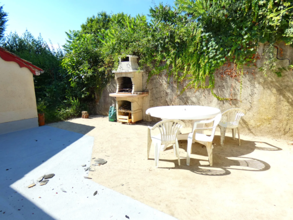 Belle maison auvergnate en pierre à St Santin Cantales 
