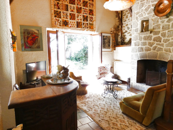 Belle maison auvergnate en pierre à St Santin Cantales 