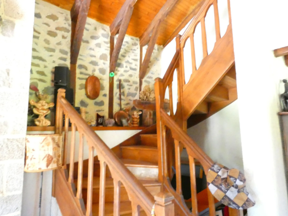 Belle maison auvergnate en pierre à St Santin Cantales 