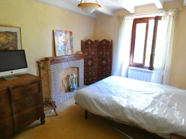 Belle maison auvergnate en pierre à St Santin Cantales 