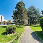 Local bureau à rénover à Grenoble - 94 m² avec garage et parking