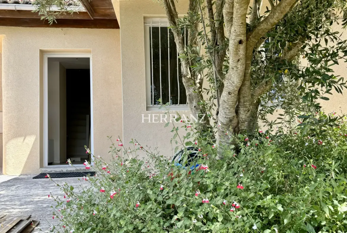 Maison en pierre de 160 m² avec 3 chambres à Saint-Germain du Puch 