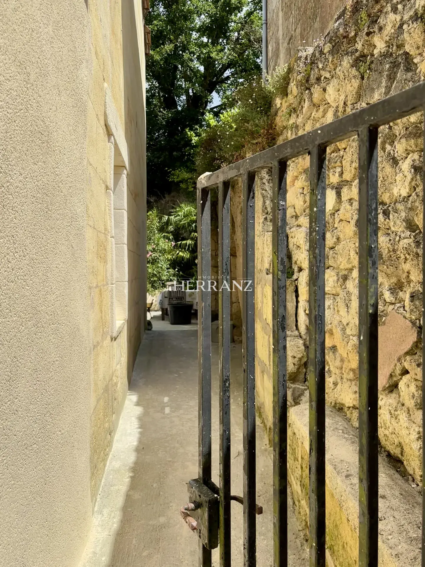 Maison en pierre de 160 m² avec 3 chambres à Saint-Germain du Puch 