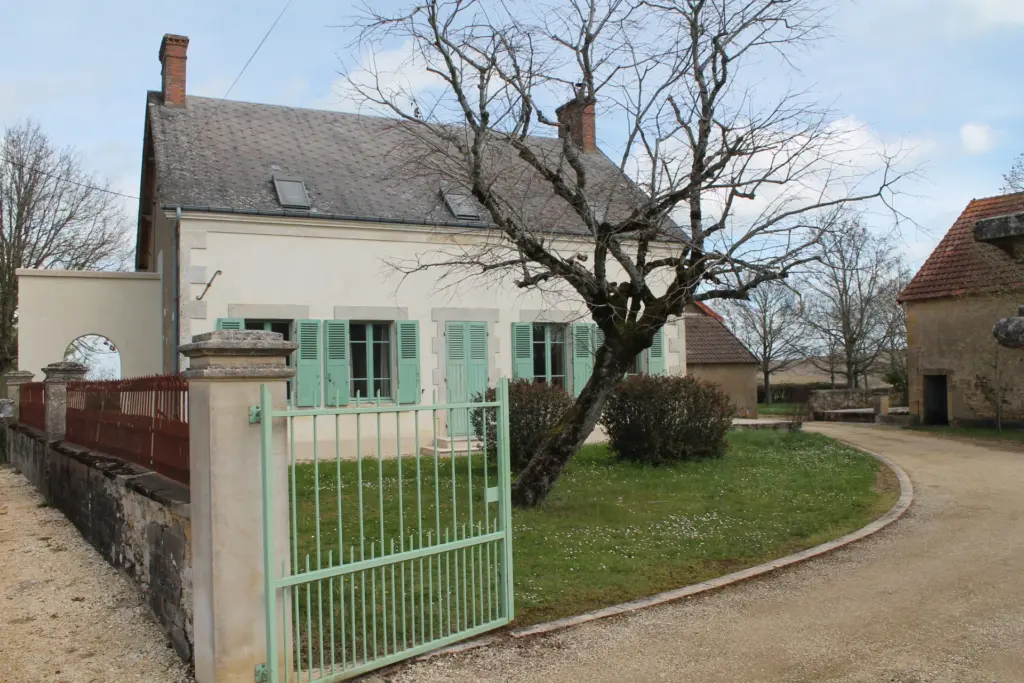 Maison à St Jeanvrin - Ferme spacieuse avec grange et jardin de 4025 m²