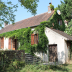 Maison spacieuse à Cérilly avec piscine chauffée sur 2699m2