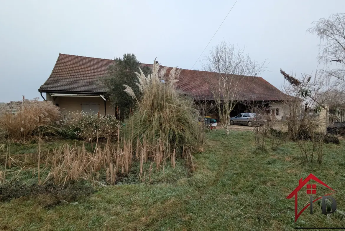 Fermette à rénover à Beauvernois - 138 m² sur 6600 m² de terrain 