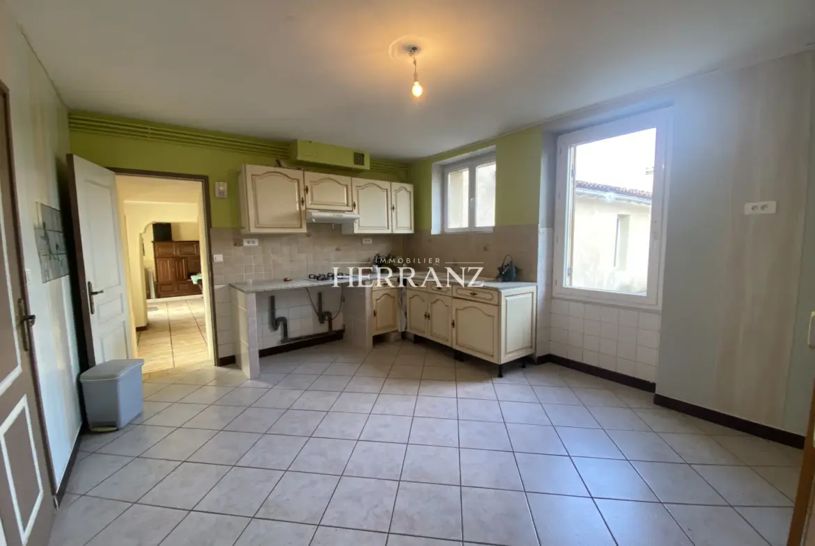 Maison familiale avec belle façade en moellon - 218 m² à Les Salles de Castillon 