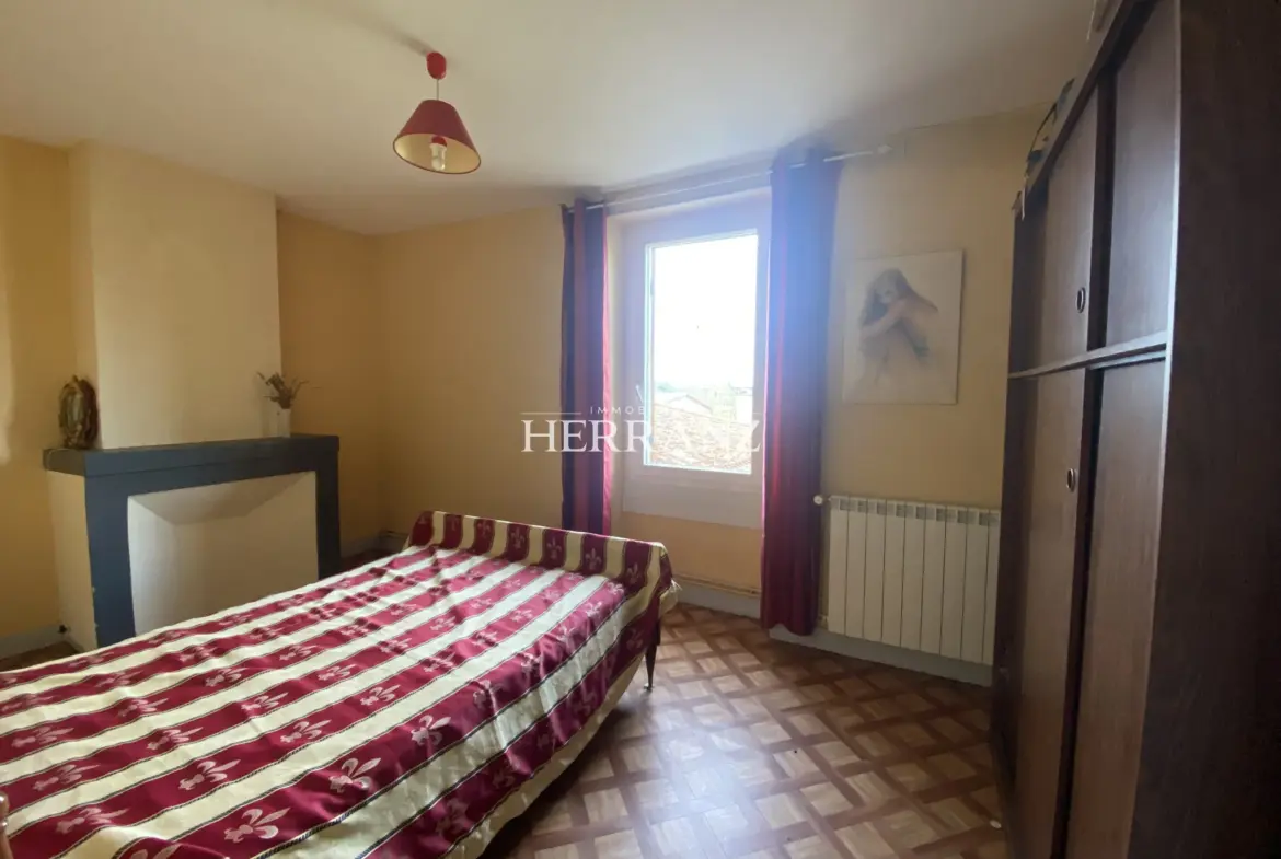 Maison familiale avec belle façade en moellon - 218 m² à Les Salles de Castillon 