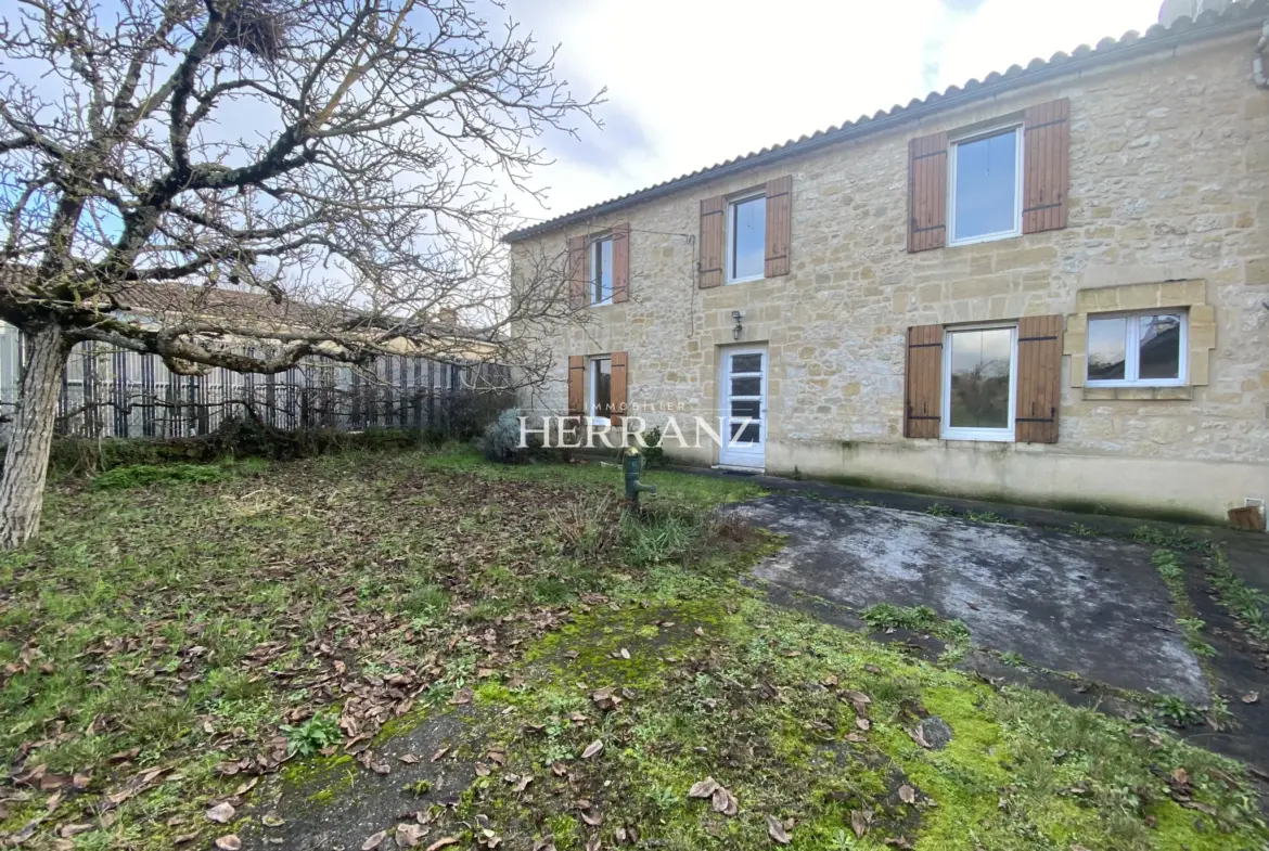 Maison familiale avec belle façade en moellon - 218 m² à Les Salles de Castillon 