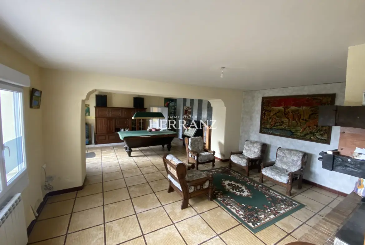 Maison familiale avec belle façade en moellon - 218 m² à Les Salles de Castillon 