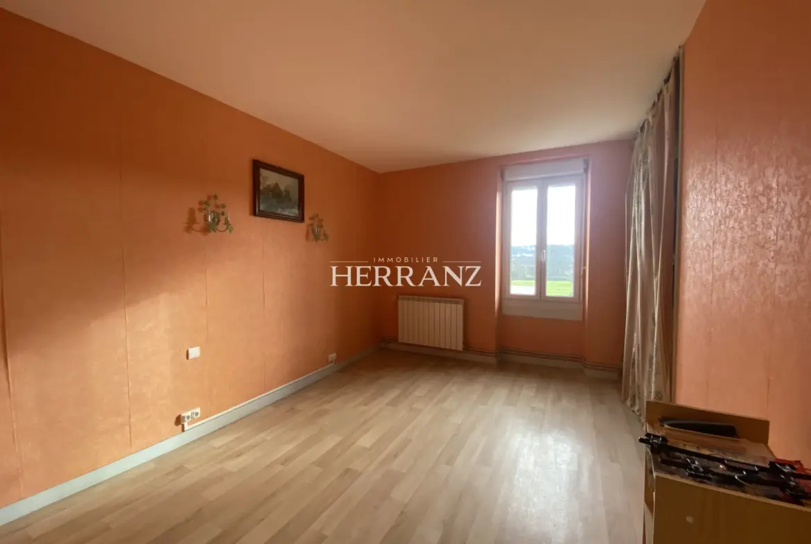 Maison familiale avec belle façade en moellon - 218 m² à Les Salles de Castillon 