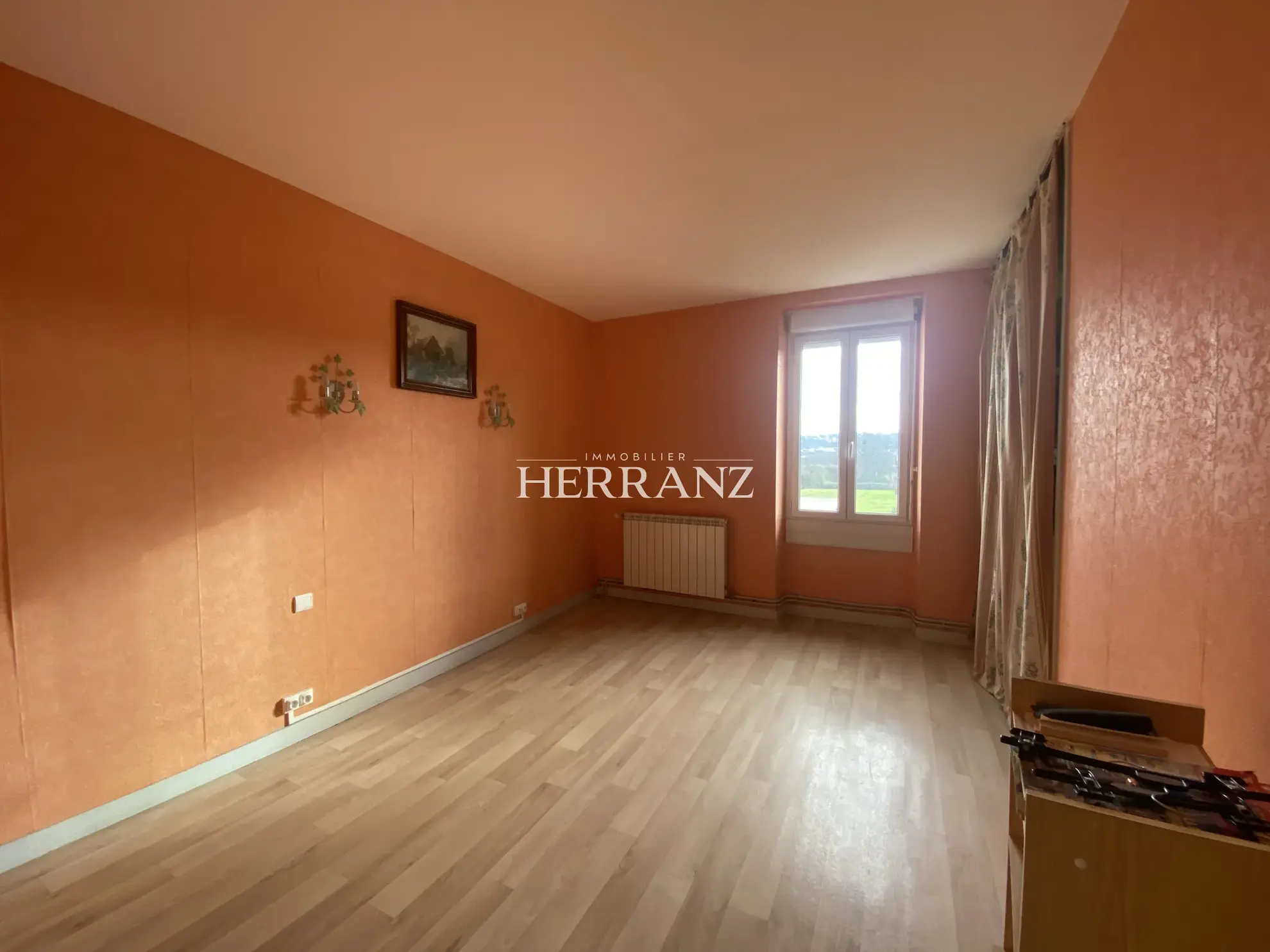 Maison familiale avec belle façade en moellon - 218 m² à Les Salles de Castillon 