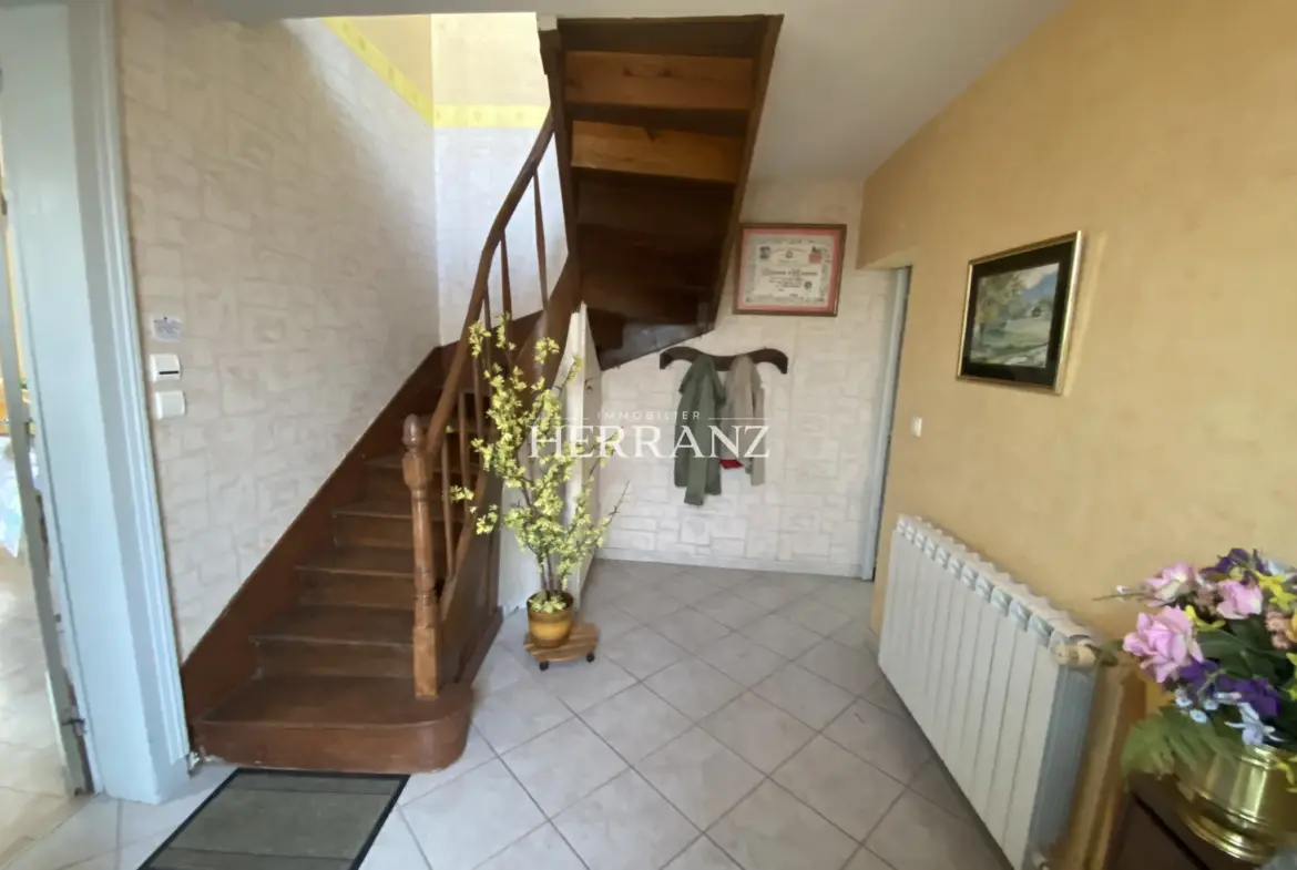 Maison familiale avec belle façade en moellon - 218 m² à Les Salles de Castillon 