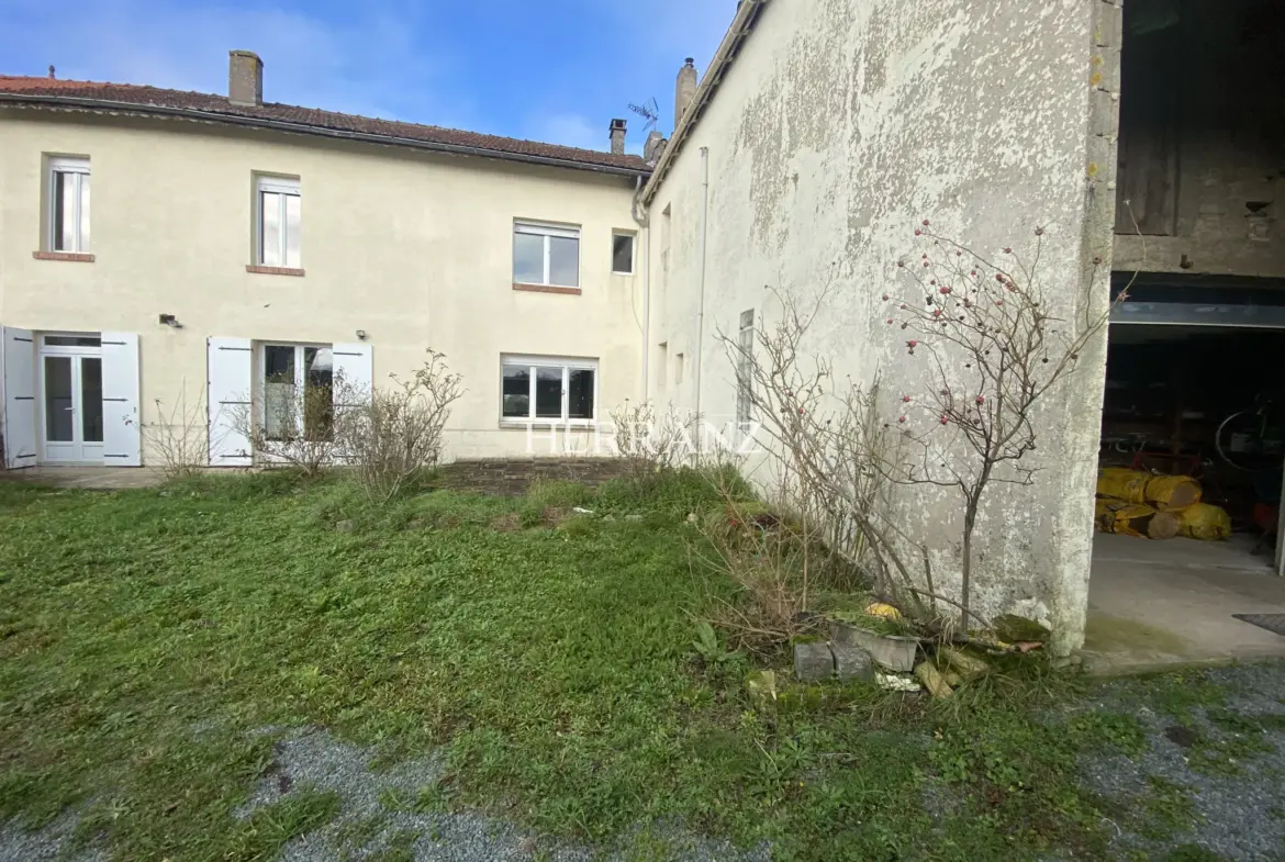 Maison familiale avec belle façade en moellon - 218 m² à Les Salles de Castillon 