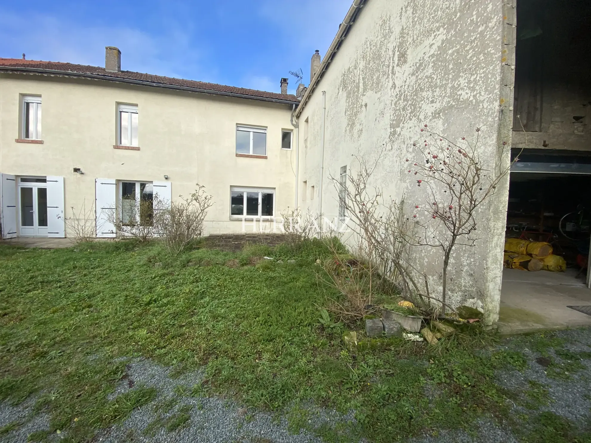 Maison familiale avec belle façade en moellon - 218 m² à Les Salles de Castillon 