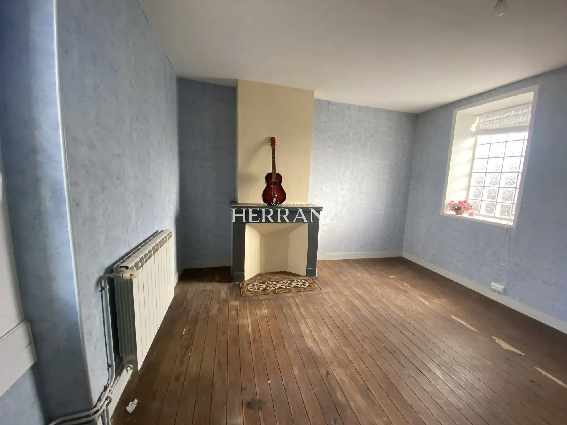 Maison familiale avec belle façade en moellon - 218 m² à Les Salles de Castillon 