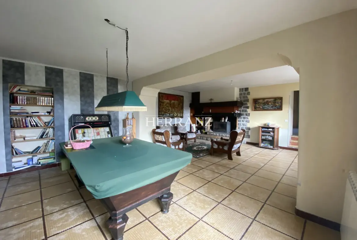 Maison familiale avec belle façade en moellon - 218 m² à Les Salles de Castillon 