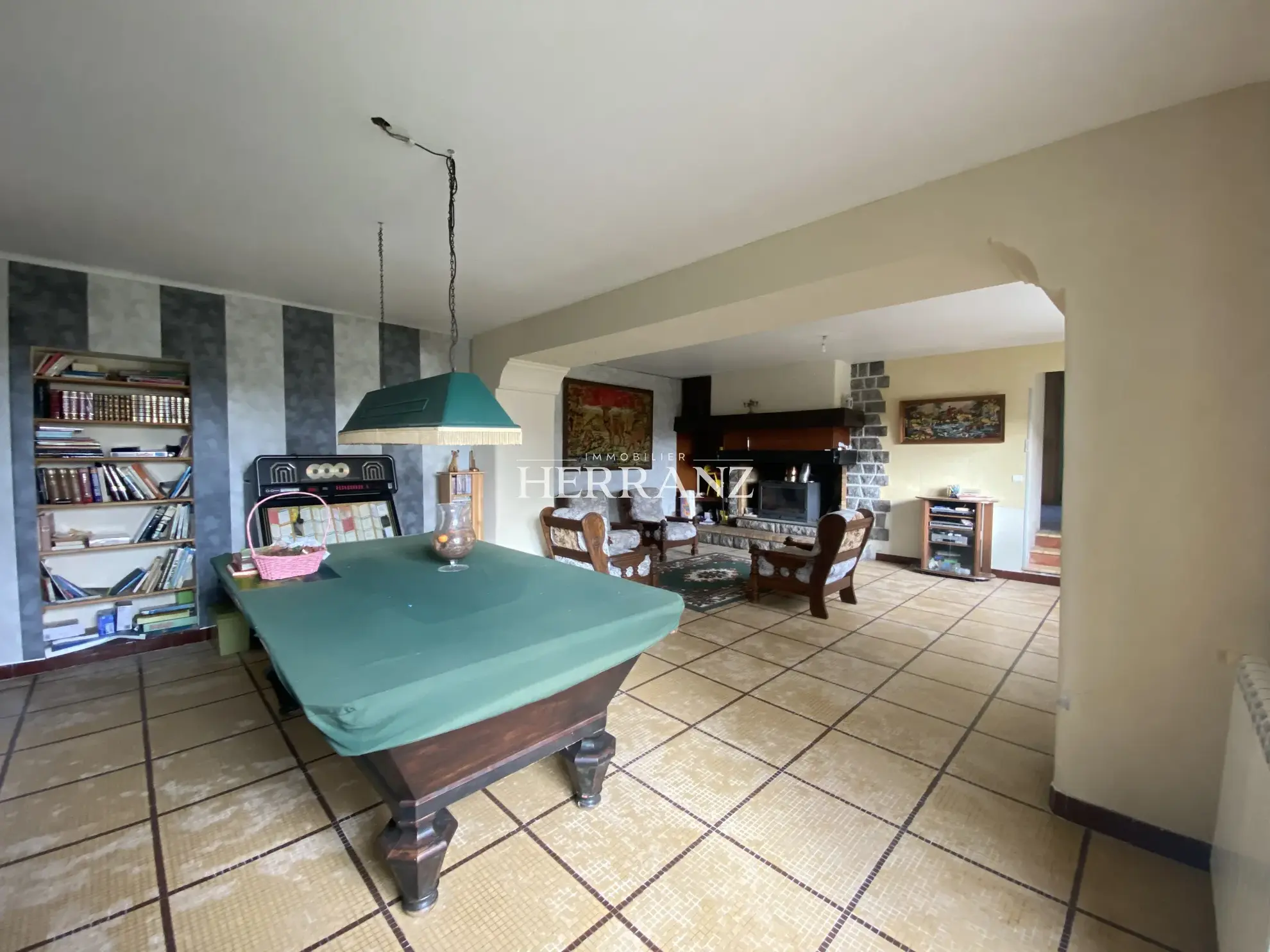 Maison familiale avec belle façade en moellon - 218 m² à Les Salles de Castillon 