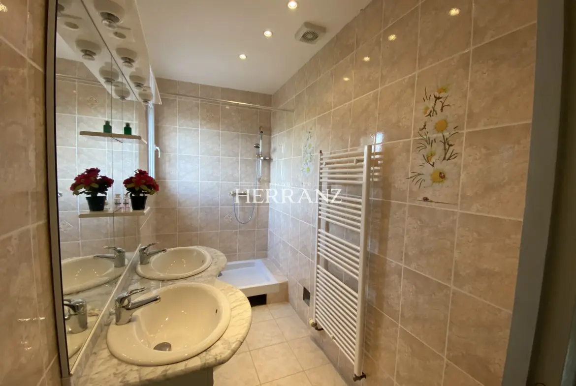 Maison familiale avec belle façade en moellon - 218 m² à Les Salles de Castillon 