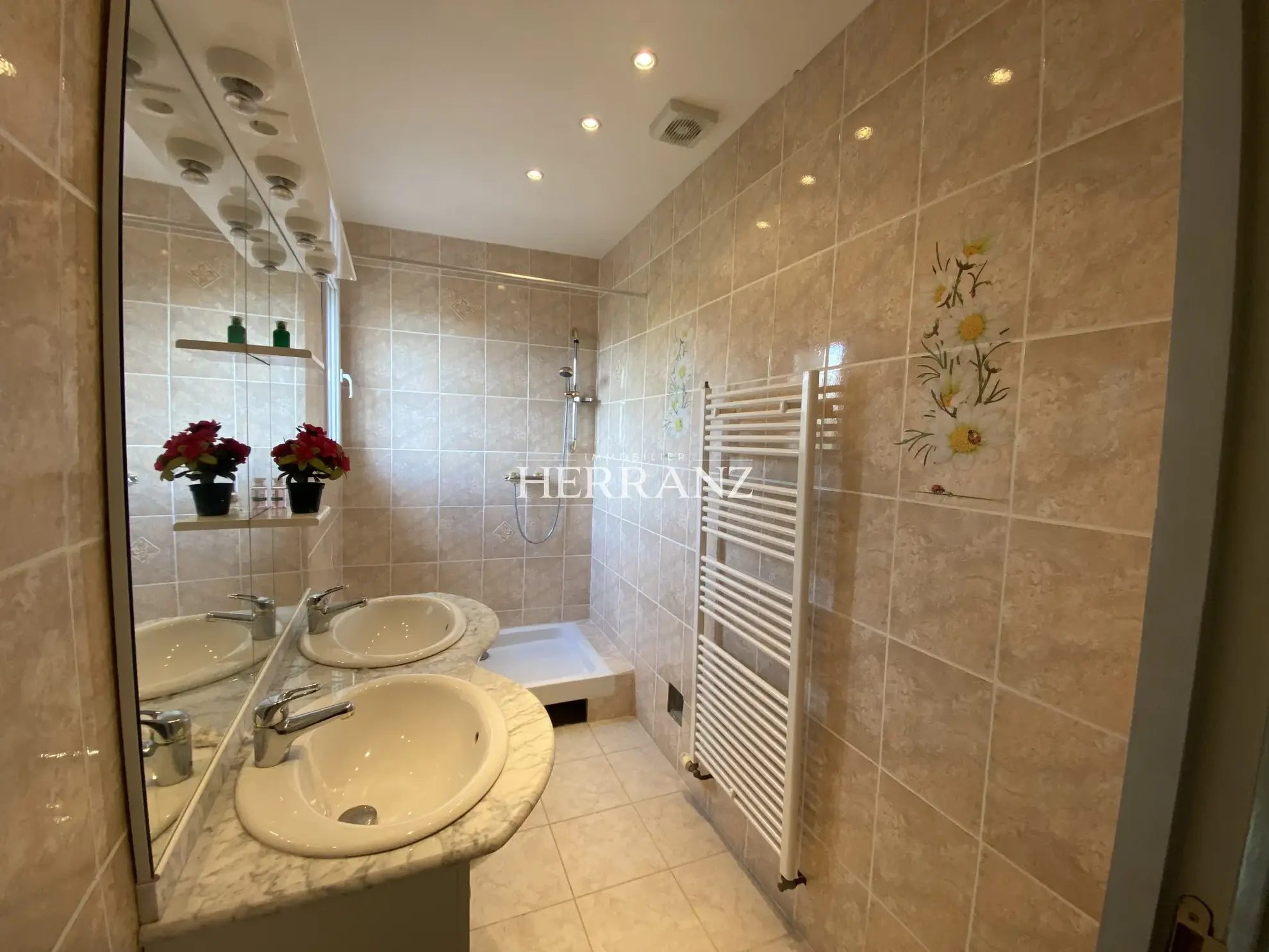 Maison familiale avec belle façade en moellon - 218 m² à Les Salles de Castillon 
